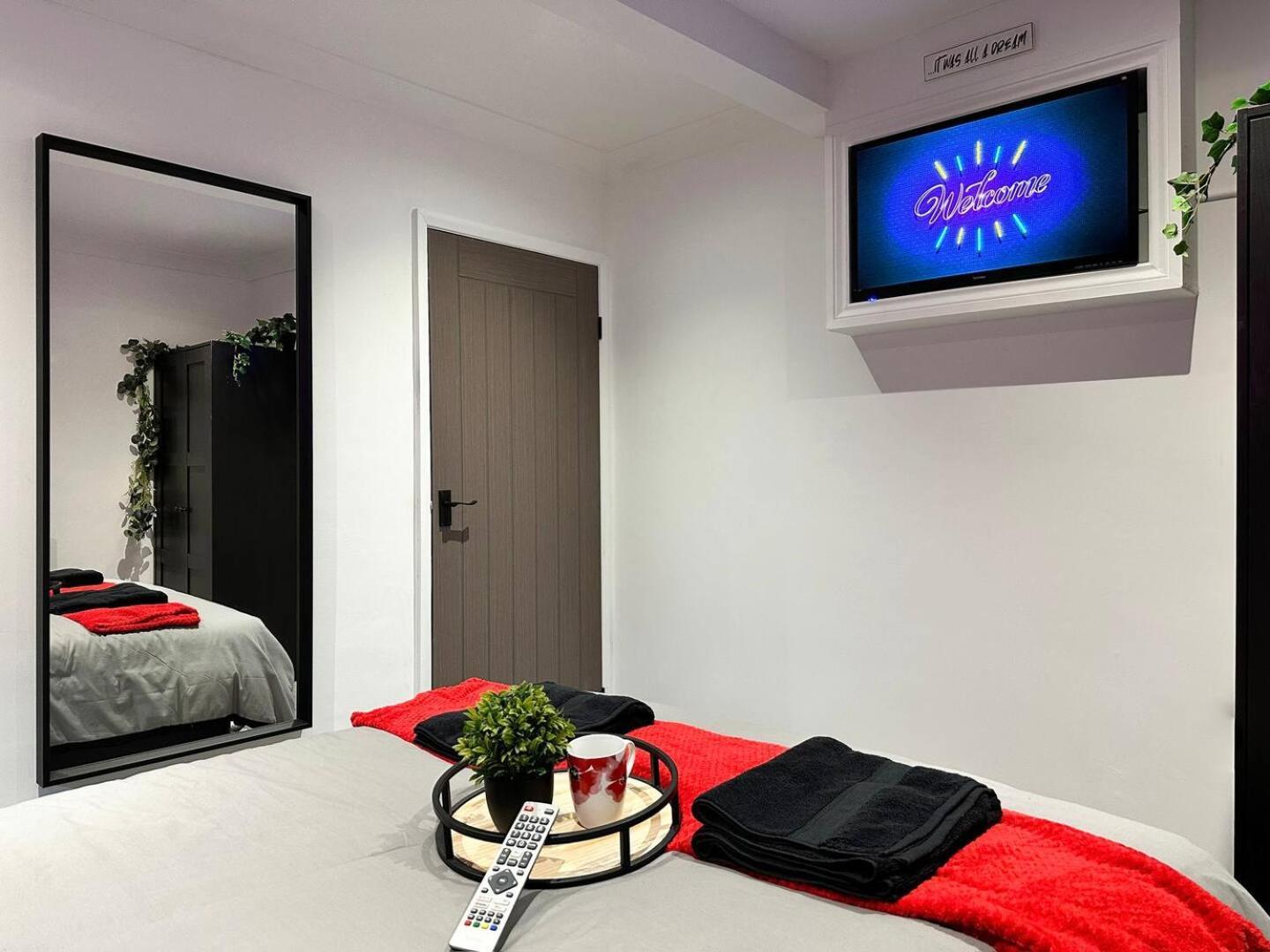 Boutique Backyard Bungalow - Brimsdown Енфілд Екстер'єр фото
